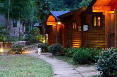 低八度的民宿,24攝氏度的漂流,早晚間涼風(fēng)送爽…大嵐的綠水青山,盡藏清幽涼意