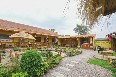 飯香縈繞農家樂 帳影流連芳草間